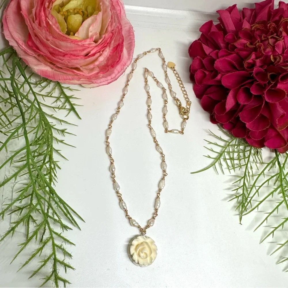 NEW⚜️Carved Rose Freshwater Pearl Beaded Necklace
